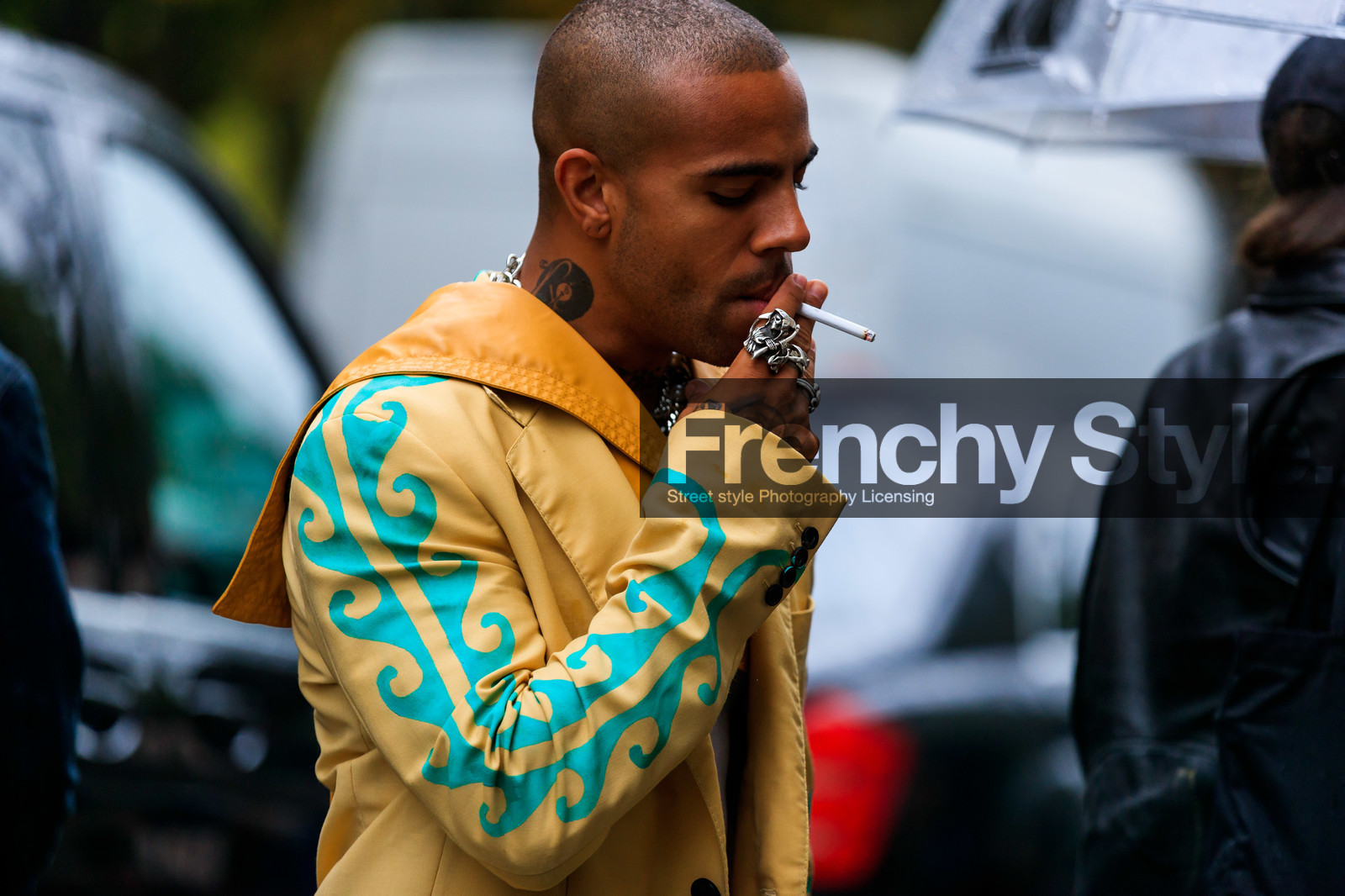close up detail, silvered ring, big ring, multi rings, light yellow jacket, printed jacket, light green jacket, fashion week, frenchystyle, FW, jonathan paciullo, street style, SPRING SUMMER 2020, SS 20, PFW, PARIS, horizontal, atmosphere details, detail
