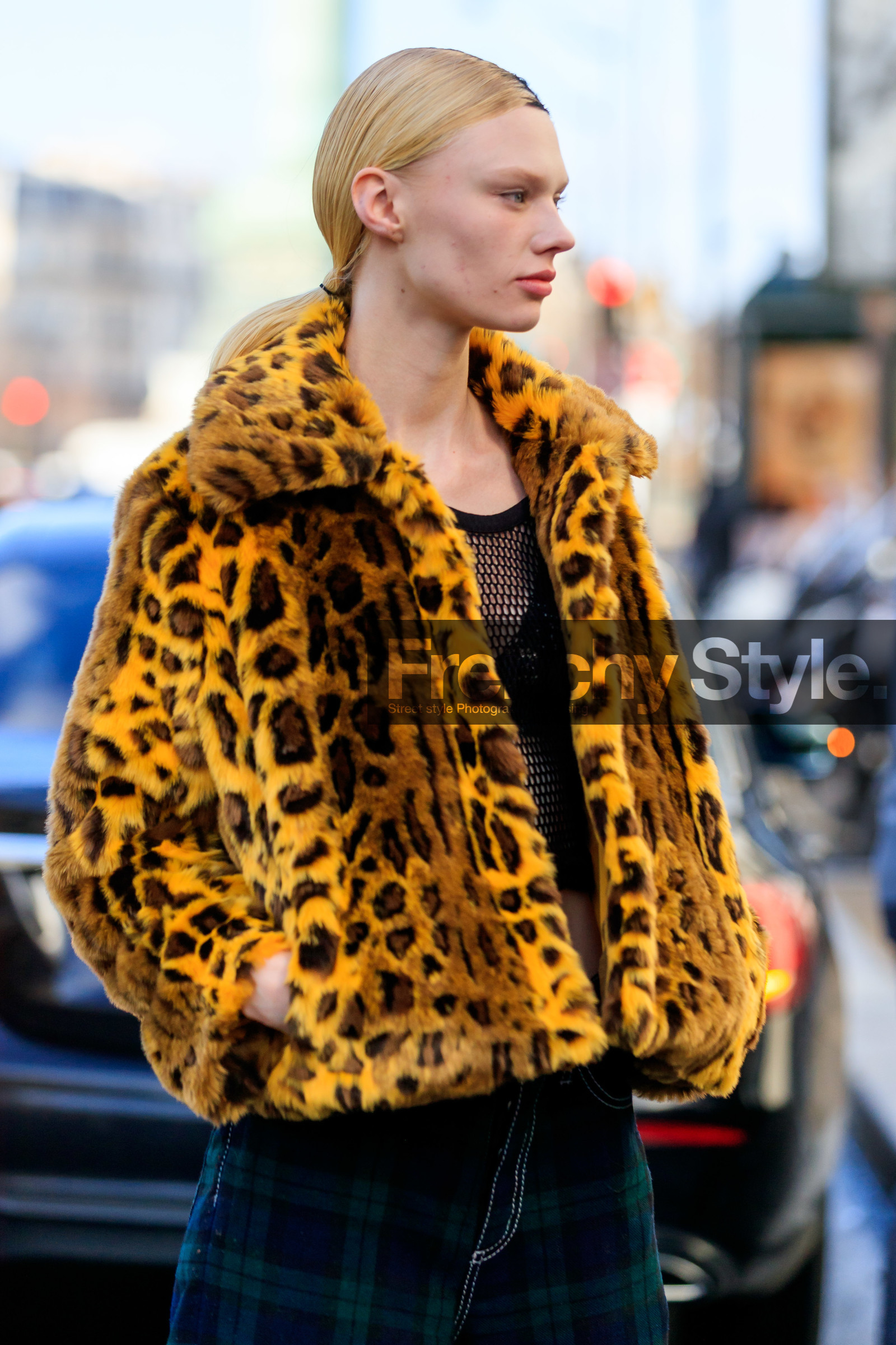 model, hair details, feather details, feather hair details, make up, make up details, nude make up, leopard printed coat, fur coat, black top, black bra, fishnet top, fashion week, frenchystyle, FW, jonathan paciullo, street style, PFW, PARIS, AUTUMN WINTER 2020-2021, FALL WINTER 2020-2021, FW 20-21, vertical, atmosphere details, detail