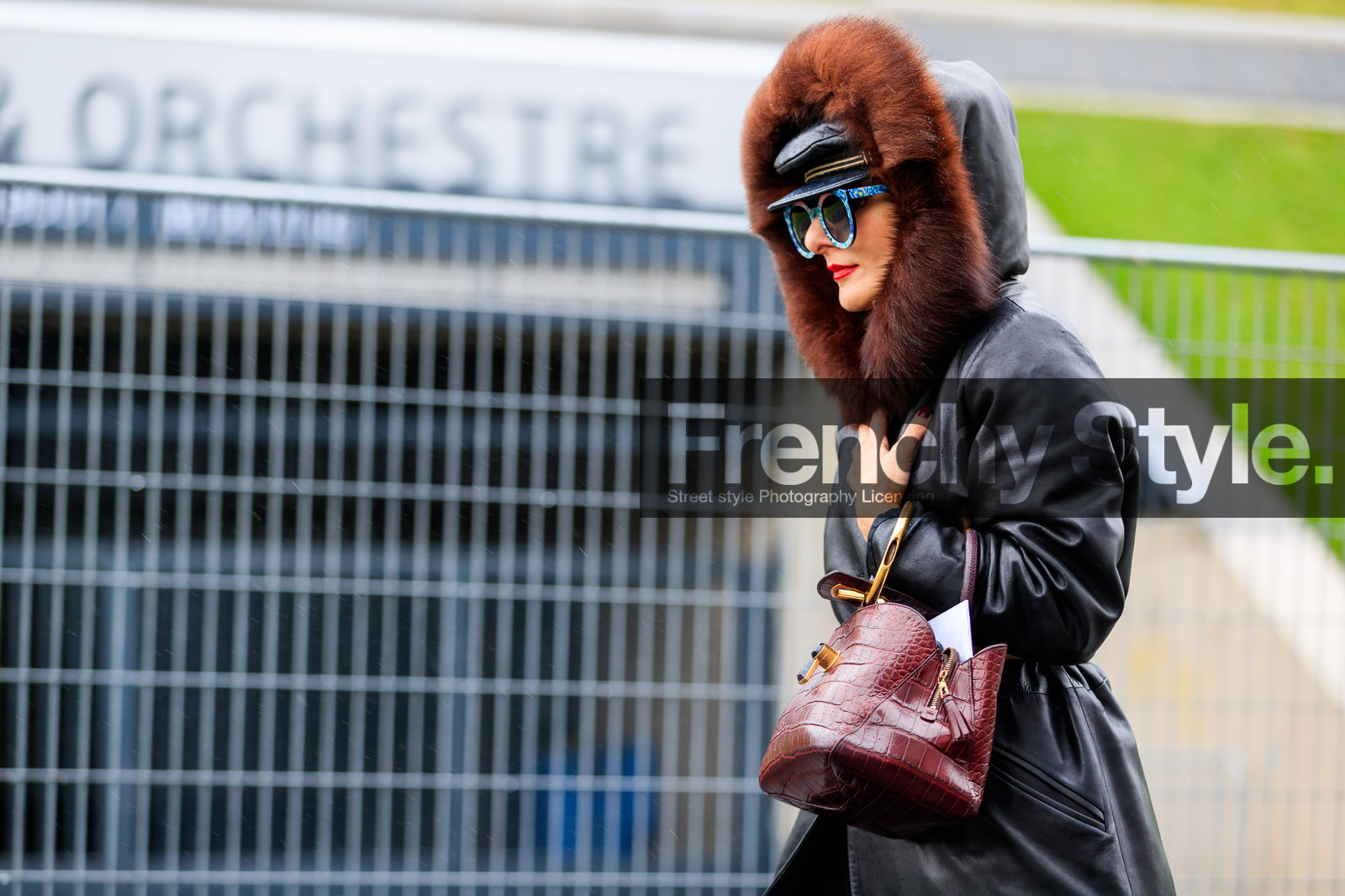 atmosphere details, AUTUMN WINTER 2017-2018, AW 17-18, bordeaux, brown coat, brown fur, burgundy, catherine baba, detail, FALL WINTER 2017-2018, fashion week, frenchystyle, fun sunglasses, fur collar, FW, FW 17-18, hood, horizontal, jonathan paciullo, leather bag, leather coat, PARIS, PFW, red bag, street style, sunglasses