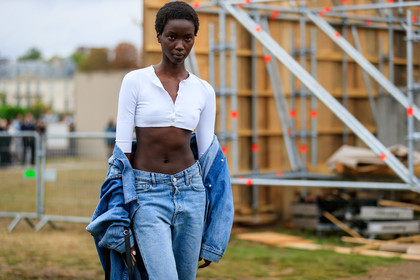 model, white top, long sleeves top, cropped top, denim, denim jacket, oversize jacket, light blue jacket, light blue jeans, fashion week, frenchystyle, FW, jonathan paciullo, street style, SPRING SUMMER 2020, SS 20, PFW, PARIS, horizontal, atmosphere details, detail