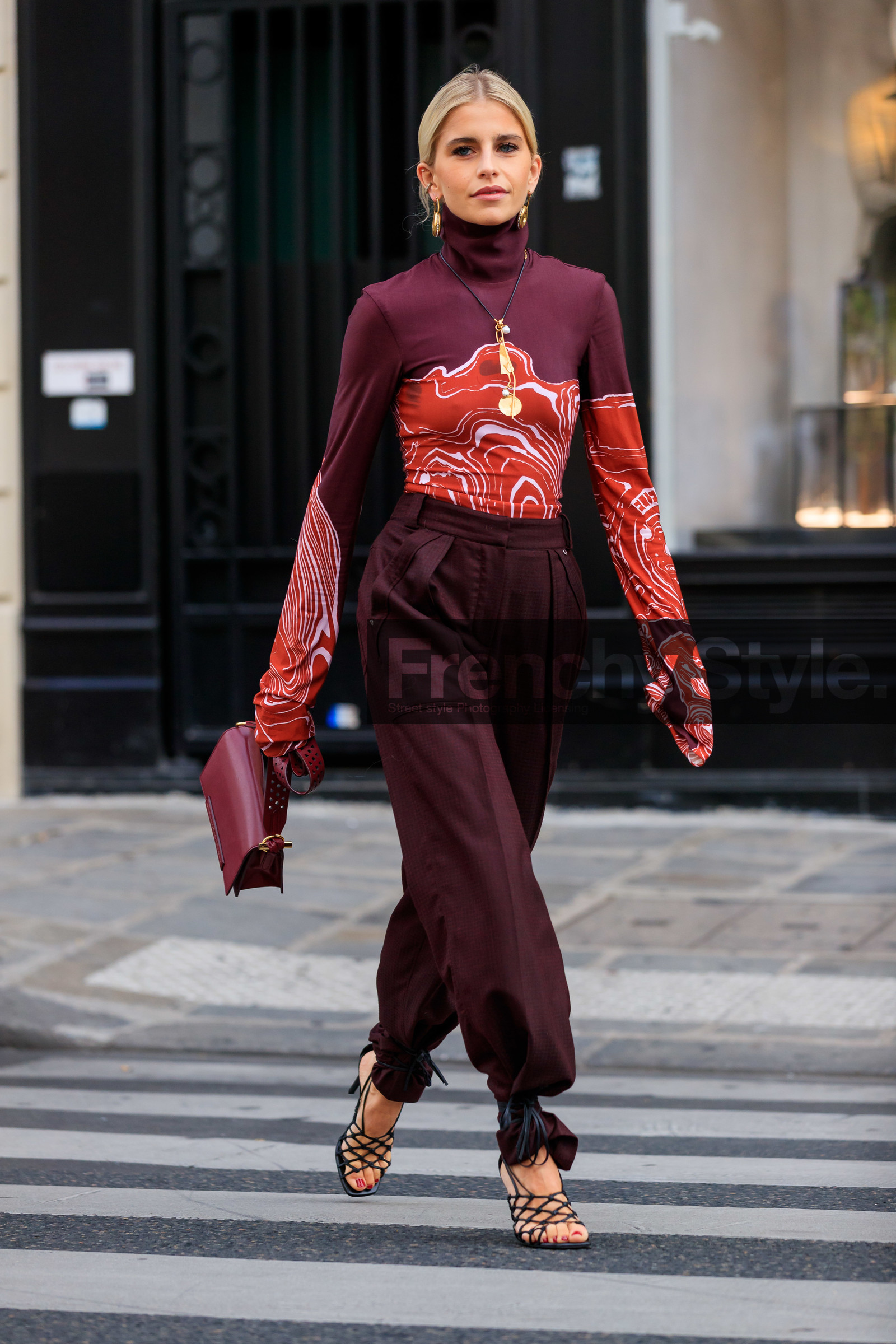 caro daur, stella mccartney bag, stella mccartney look, stella mccartney look, stella mccartney top, stella mccartney pants, burgundy pants, burgundy leather bag, burgundy top, red top, tight top, high collar top, turtleneck top, tailored pants, loose pants, golden earrings, golden necklace, long necklace, dangling earrings, hoop earrings, round earrings, round shape earrings, diamond earrings, big earrings, big necklace, charms necklace, black leather sandals, multi straps sandals, high heels sandals, long sleeves top, printed top, PARIS, PFW, SPRING SUMMER 2020, SS 20, fashion week, frenchystyle, FW, jonathan paciullo, street style, vertical, full length