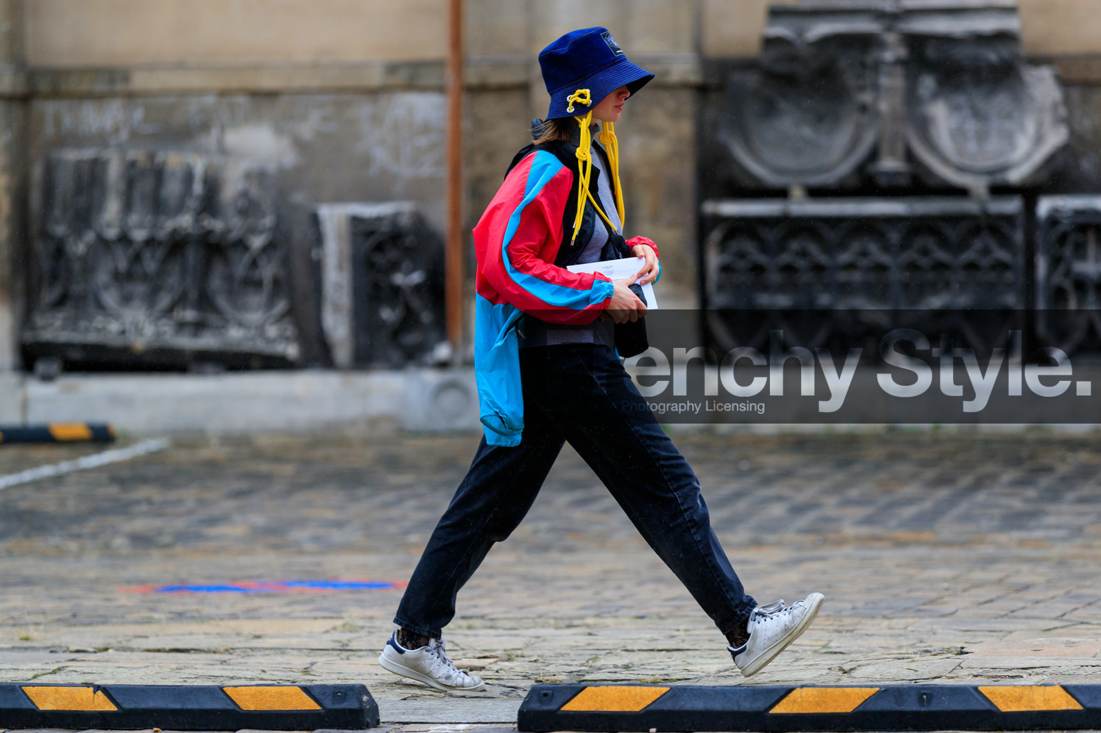 denim hat, red parka, light blue parka, raincoat, black jeans, stan smith sneakers, white leather sneakers, used sneakers, lace socks, black socks, PARIS, PFW, SPRING SUMMER 2020, SS 20, fashion week, frenchystyle, FW, jonathan paciullo, street style, horizontal, atmosphere details, full length