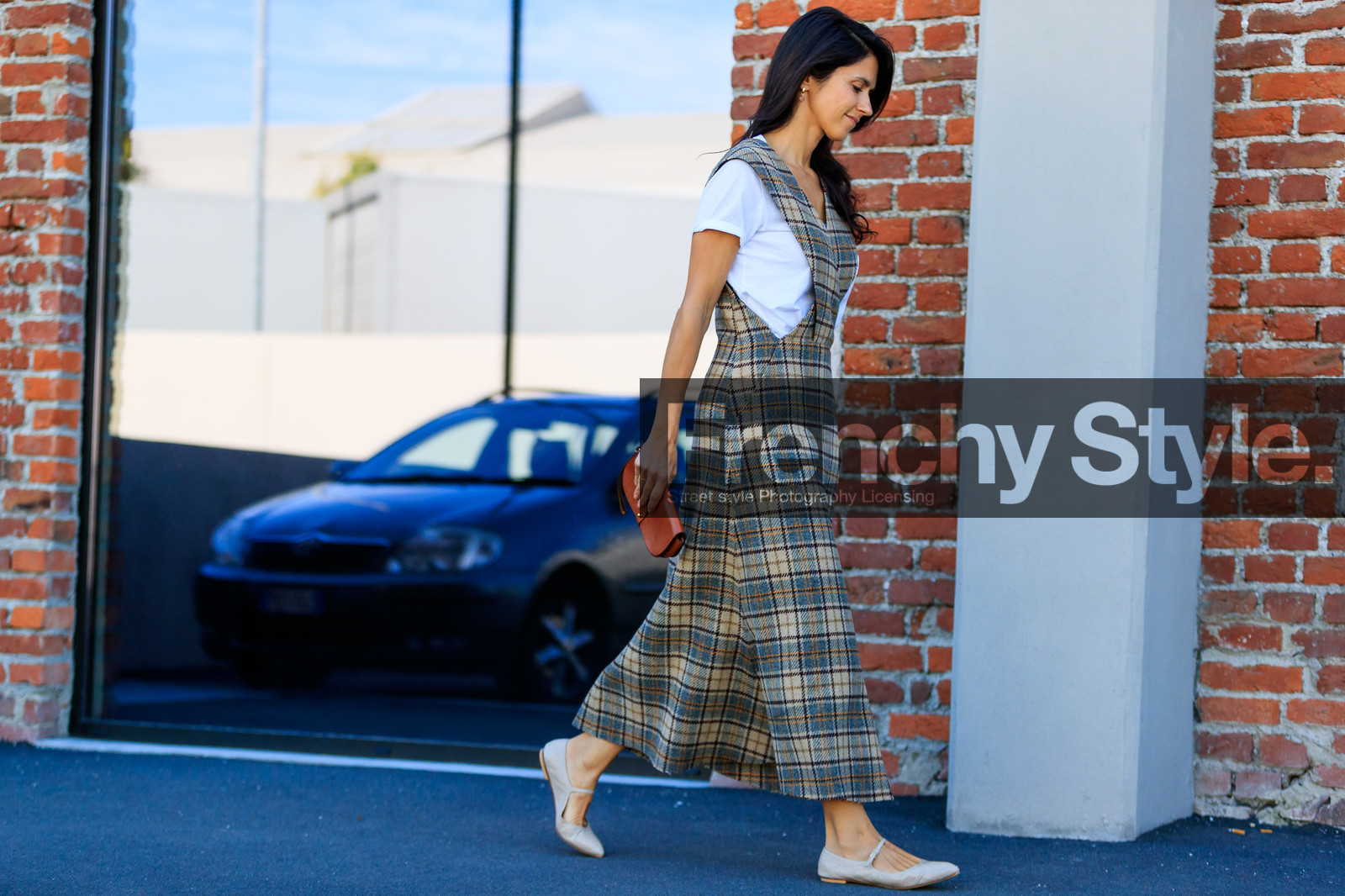 atmosphere details, beige shoes, brown bag, checked dress, fashion week, frenchystyle, full length, FW, graphic dress, horizontal, jonathan paciullo, leather bag, leather shoes, MFW, MILAN, printed dress, SPRING SUMMER 2018, SS 18, street style, white t shirt