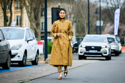 mustard yellow trench, camel bag, brow mocassins, beige trousers, coperni, caroline issa, street style, jonathan paciullo, FW, frenchystyle, fashion week, AUTUMN WINTER 2022-2023, FALL WINTER 2022_2023, FW 22-23, PFW, PARIS, horizontal, atmosphere details, full length