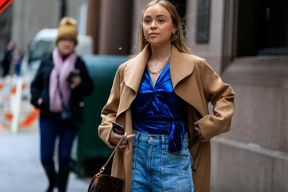 beige coat, blue top, lurex top, low necked top, knotted top, high waist jeans, light blue jeans, denim, round shape earrings, golden necklace, golden earrings, big chain necklace, fashion week, frenchystyle, FW, jonathan paciullo, street style, AUTUMN WINTER 2020-2021, FALL WINTER 2020-2021, FW 20-21, horizontal, atmosphere details, detail, NYFW, NEW YORK
