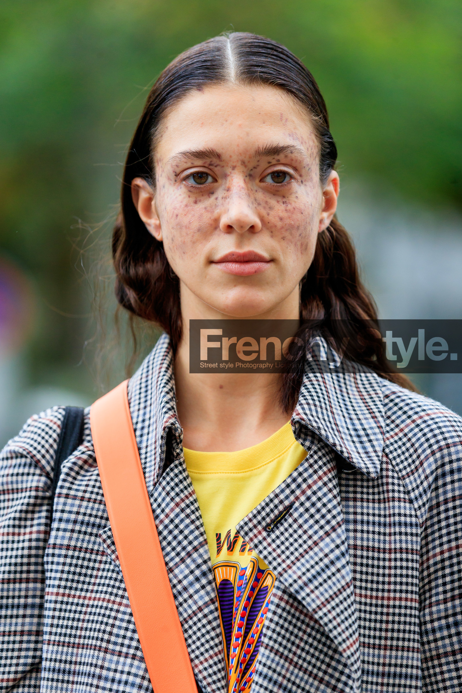model, maeva marshall, checked trench coat, brown trench coat, beige trench coat, yellow t-shirt, orange leather bag, crossbody bag, printed t-shirt, fashion week, frenchystyle, FW, jonathan paciullo, street style, SPRING SUMMER 2020, SS 20, PFW, PARIS, vertical, atmosphere details, detail