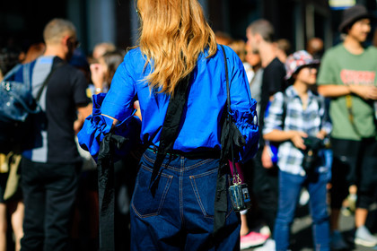 atmosphere details, back detail, blue denim, blue shirt, denim pants, detail, fashion week, frenchystyle, FW, horizontal, jeans, jonathan paciullo, leather bag, oversize, PARIS, PFW, SPRING SUMMER 2017, SS 17, street style, trousers