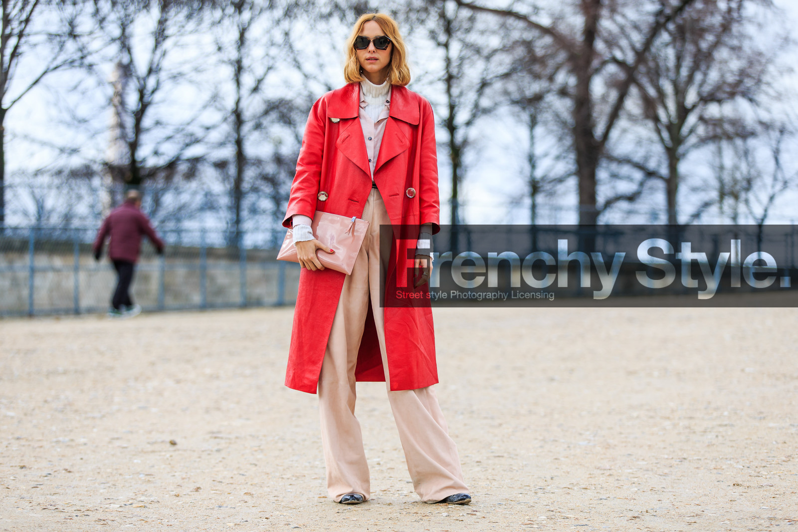 atmosphere details, AUTUMN WINTER 2016-2017, AW 16-17, beige pants, candela novembre, FALL WINTER 2016-2017, fashion week, frenchystyle, full length, FW, FW 16-17, horizontal, jonathan paciullo, leather clutch, leather coat, nude clutch, PARIS, PFW, pink clutch, pink pants, red coat, street style, sunglasses, trousers