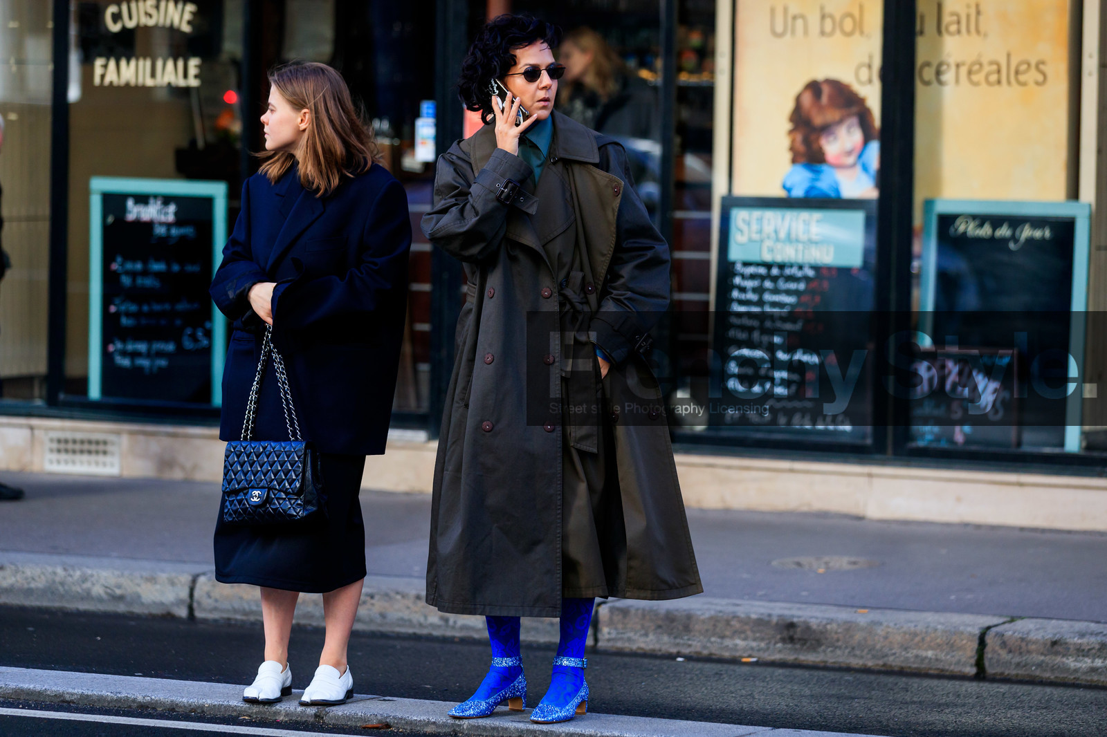 kaki shirt, layered trenchcoat, kaki trench coat, oversize trench coat, blue tights, blue shoes, lace tights, glitter shoes, mary jane shoes, kitten heels shoes, strassed shoes, round shape sunglasses, metalic frame sunglasses, small sunglasses, navy blue jacket, black leather bag, white leather loafers, camel toe margiela shoes, quilted bag, chanel bag, oversize jacket, fashion week, frenchystyle, FW, jonathan paciullo, street style, PFW, PARIS, AUTUMN WINTER 2020-2021, FALL WINTER 2020-2021, FW 20-21, horizontal, full length, atmosphere details