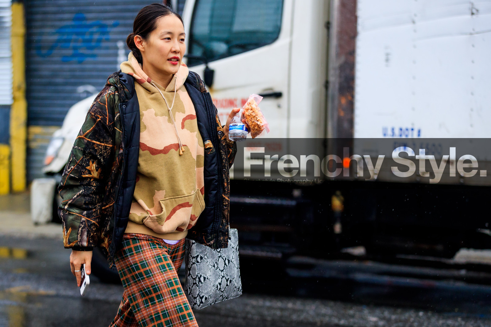animal print, beige sweater, camo sweater, checked, checked pants, graphic bag, graphic jacket, graphic pants, grey bag, hoodie, leather bag, orange pants, plaid, printed bag, printed jacket, printed pants, printed sweater, snake print, tartan, trousers, street style, jonathan paciullo, FW, frenchystyle, fashion week, NYFW, NEW YORK, AUTUMN WINTER 2018-2019, AW 18-19, FALL WINTER 2018-2019, FW 18-19, atmosphere details, horizontal, detail