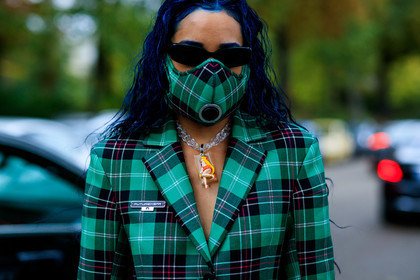 aleali may, blue hair, dyed hair, square shape glasses, futurist shape sunglasses, green coat, checked coat, plaid jacket, green mask, checked mask, marine serre look, marine serre coat, marine serre mask, plastic necklace, fashion week, frenchystyle, FW, jonathan paciullo, street style, SPRING SUMMER 2020, SS 20, PFW, PARIS, horizontal, atmosphere details, detail