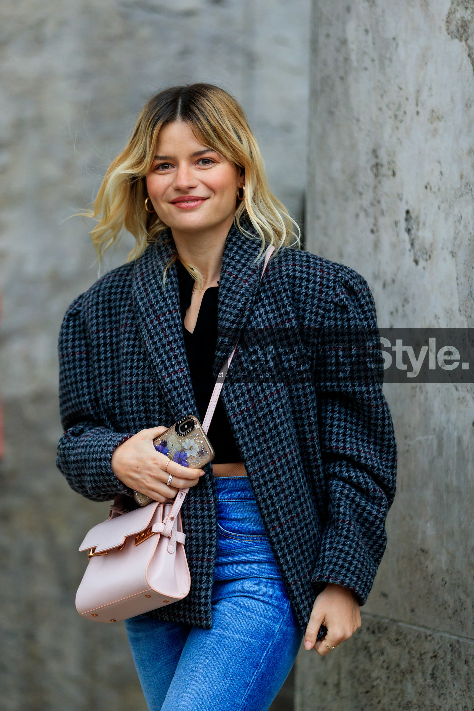 sabina socol, grey jacket, checked jacket, balloon sleeves, blue jeans, denim, delvaux bag, crossbody bag, light pink leather bag, used jeans, black leather boots, fashion week, frenchystyle, FW, jonathan paciullo, street style, PFW, PARIS, vertical, atmosphere details, detail