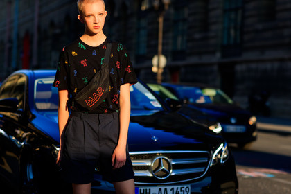 black bag, black short, black t shirt, fanny pack, graphic bag, leather bag, printed bag, printed t shirt, shaved head, tone on tone, total look black, fashion week, frenchystyle, FW, jonathan paciullo, street style, PFW, PARIS, atmosphere details, horizontal, detail, model, AUTUMN WINTER 2018-2019, FALL WINTER 2018-2019, FW 18-19