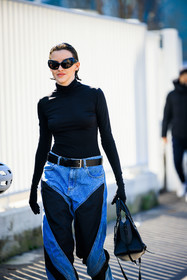mugler jeans, black tutrleneck, black gloves, mugle denim jeans, dual toned jeans, black handbag, leather handbag, black sunglasses, fashion week, frenchystyle, FW, jonathan paciullo, street style, MFW, MILAN, AUTUMN WINTER 2022-2023, FALL WINTER 2022_2023, FW 22-23, vertical, atmosphere details
