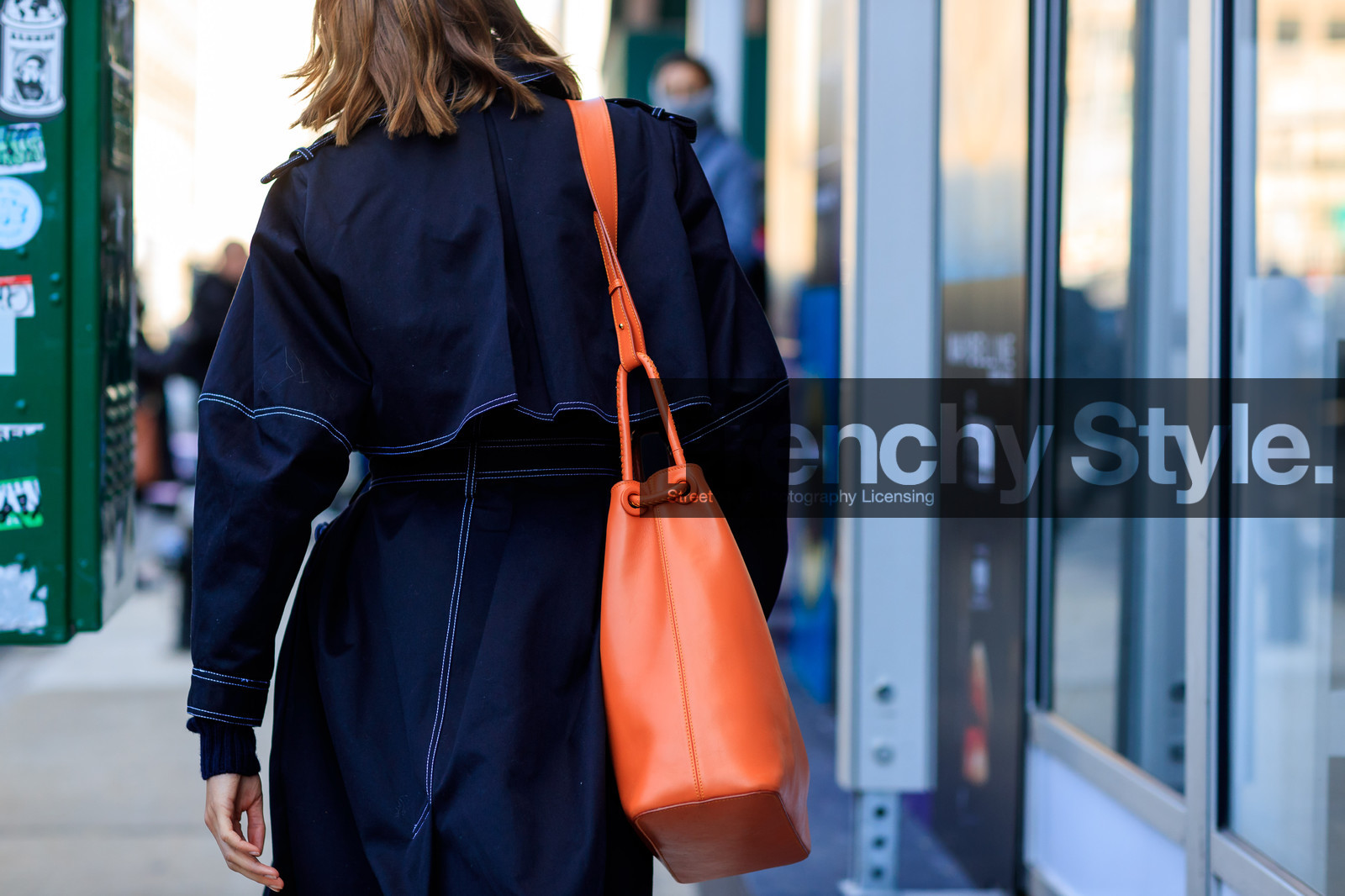 black coat, black turtleneck, leather bag, orange bag, trench coat, street style, jonathan paciullo, FW, frenchystyle, fashion week, NYFW, NEW YORK, AUTUMN WINTER 2018-2019, AW 18-19, FALL WINTER 2018-2019, FW 18-19, atmosphere details, horizontal, detail, model