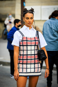 mini dress, plaid dress, multicolor, white shirt, black handbag, bow hair, red and blue dress, close up, sarah lysander, fashion week, frenchystyle, FW, jonathan paciullo, street style, AUTUMN WINTER 2022-2023, FALL WINTER 2022_2023, FW 22-23, PFW, PARIS, vertical, detail