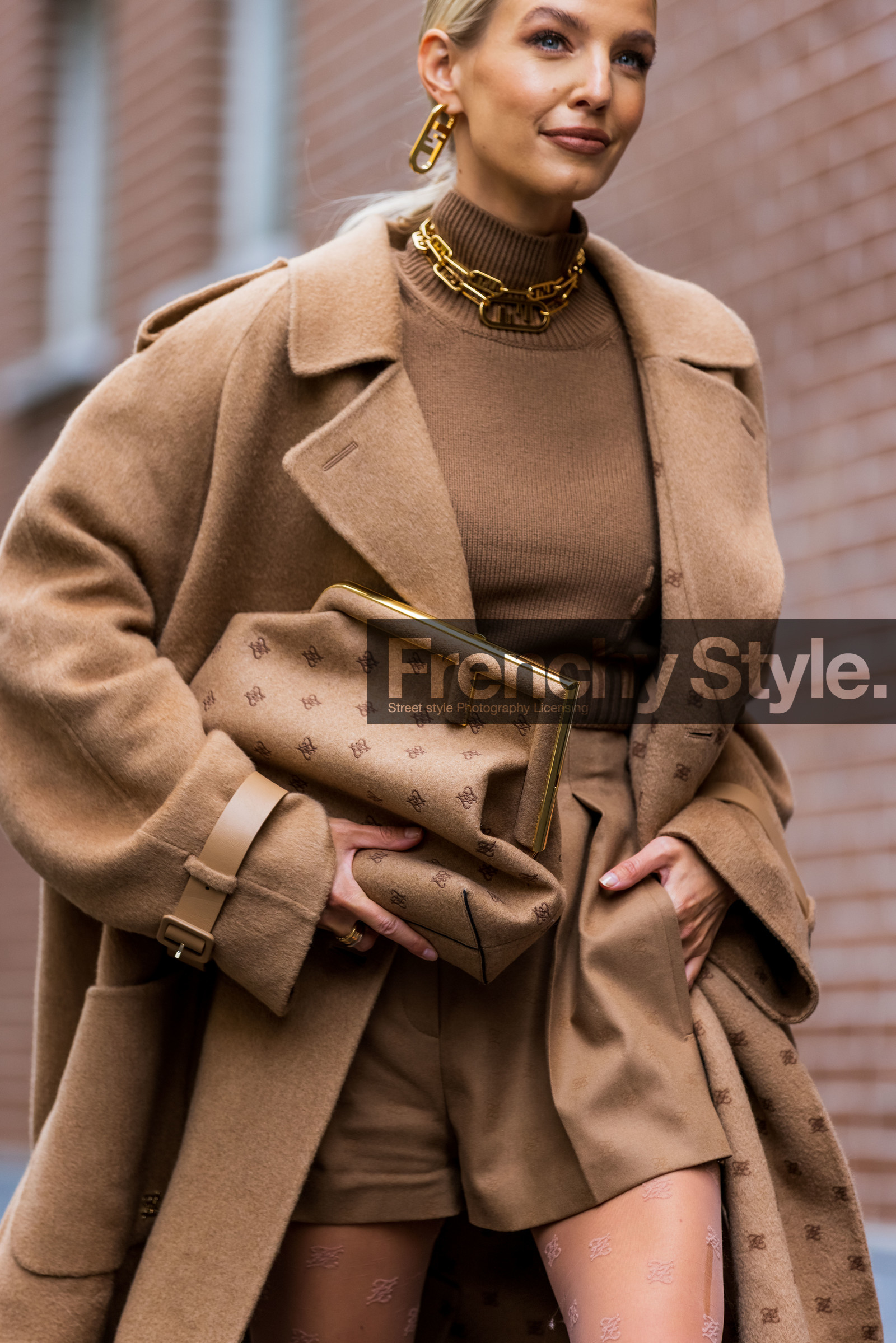 bag, beige bag, beige coat, beige monochrome, coat, fendi bag, fendi jewellery, Leonie Hanne, monochrome, short, wool coat, wool short, fashion week, frenchystyle, FW, jonathan paciullo, street style, MFW, MILAN, SPRING SUMMER 2022, SS 22, vertical, atmosphere details, detail