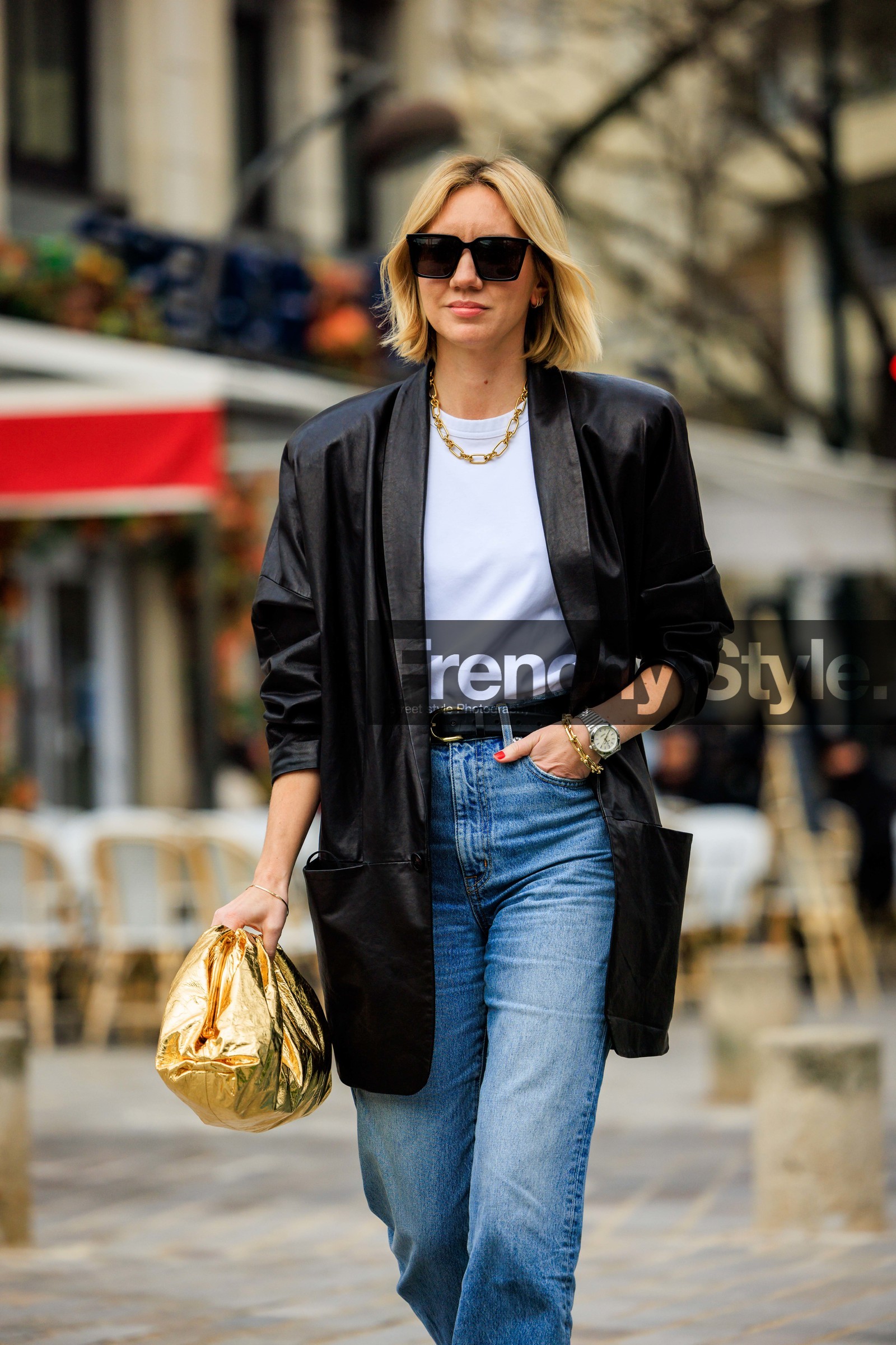 casual chic look, classic jeans, light jeans, straight cut jeans, black blazer, leather blazer, golden chain, black sunglasses, white tshirt, black belt, multiple bracelet, golden pouch, golden bag, lisa aiken, street style, jonathan paciullo, FW, frenchystyle, fashion week, AUTUMN WINTER 2022-2023, FALL WINTER 2022_2023, FW 22-23, PFW, PARIS, vertical, detail