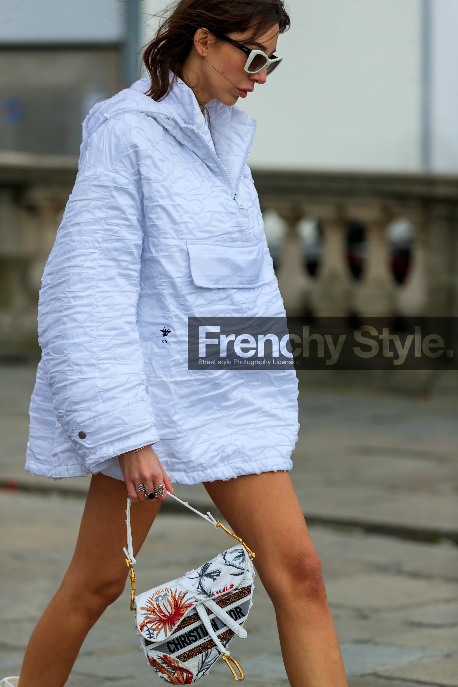 estelle pigault, white hoodie, white jacket, white coat, white raincoat, raincoat, used coat, used jacket, used hoodie, dior coat, dior jacket, dior hoodie, dior bag, jacket dress, white sunglasses, prada sunglasses, white leather bag, floral embroidered bag, hand bag, dior saddle bag, zipped jacket, zipped coat, zipped hoodie, fashion week, frenchystyle, FW, jonathan paciullo, street style, PFW, PARIS, AUTUMN WINTER 2020-2021, FALL WINTER 2020-2021, FW 20-21, vertical, atmosphere details, detail