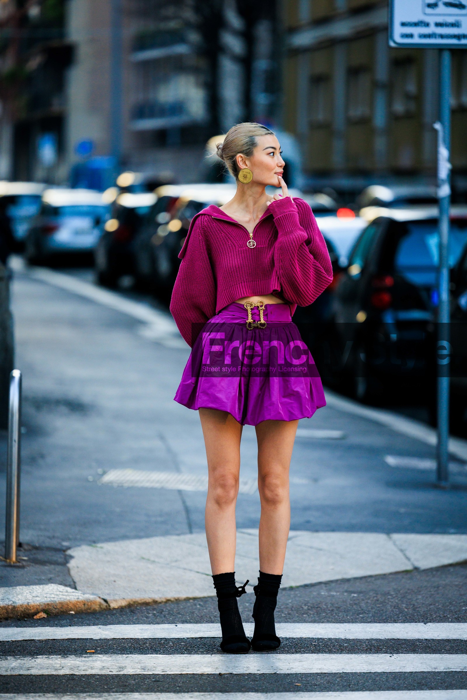 golden plate earrings, knitted jumper, cropped jumper, zipped jumper, mini skirt, pleated pink skirt, golden buckle belt, black sandals, black socks, full pink look, amalie gassmann, street style, jonathan paciullo, FW, frenchystyle, fashion week, MFW, MILAN, FALL WINTER 2022_2023, AUTUMN WINTER 2022-2023, FW 22-23, vertical, full length