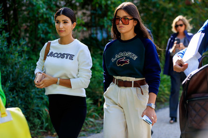 white sweatshirt, navy blue sweatshirt, scale sunglasses, aviator sunglasses, big sunglasses, square shape glasses, lacoste sweatshirt, brown leather belt, belted pants, high waist pants, carrot pants, white pants, silvered watch, cartier watch, rolex watch, panthere cartier watch, PARIS, PFW, SPRING SUMMER 2020, SS 20, fashion week, frenchystyle, FW, jonathan paciullo, street style, horizontal, atmosphere details, detail