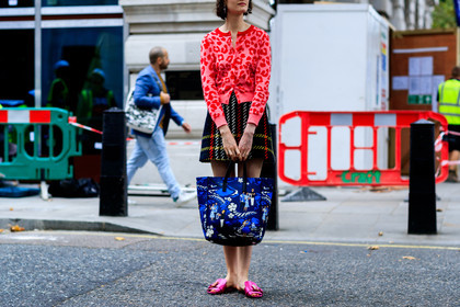 black skirt, blue bag, checked, chloe hill, fuschia, graphic bag, graphic skirt, leather bag, leather shoes, pink shoes, plaid, printed bag, printed skirt, printed sweater, red sweater, sunglasses, tartan, fashion week, frenchystyle, FW, jonathan paciullo, street style, LFW, LONDON, SPRING SUMMER 2019, SS 19, atmosphere details, horizontal, detail