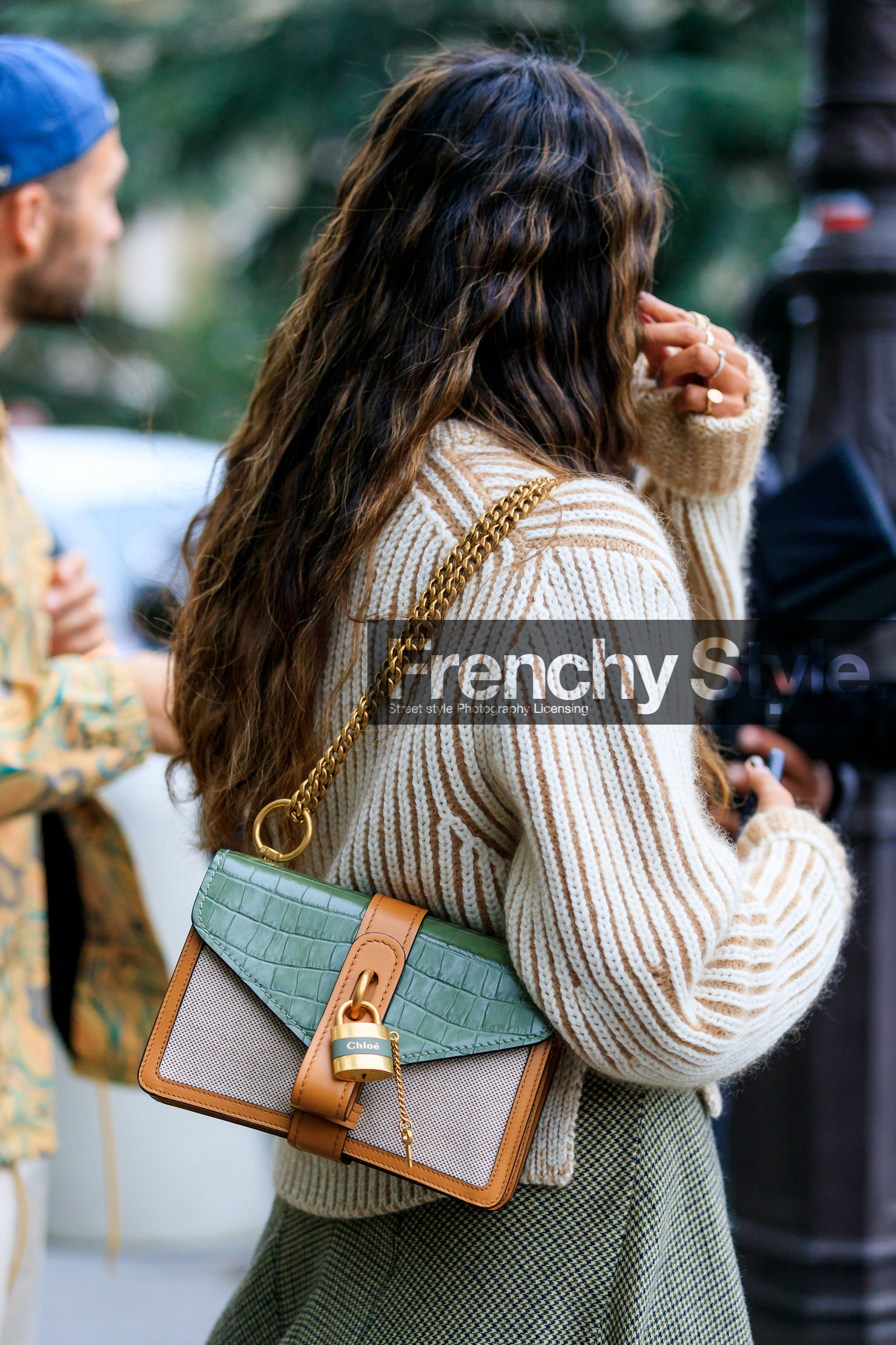 chloe bag, chloe look, chloe skirt, white pullover, asymmetrical skirt, checked skirt, kaki skirt, mini skirt, long skirt, green leather bag, golden chain strap bag, camel leather bag, white bag, fashion week, frenchystyle, FW, jonathan paciullo, street style, SPRING SUMMER 2020, SS 20, PFW, PARIS, vertical, atmosphere details, detail