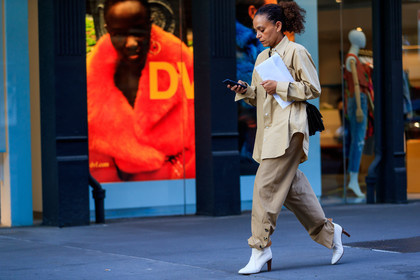 atmosphere details, beige pants, beige shirt, fashion week, frenchystyle, full length, FW, high heels, horizontal, jonathan paciullo, leather shoes, NEW YORK, NYFW, SPRING SUMMER 2018, SS 18, street style, tone on tone, total look beige, trousers, white shoes