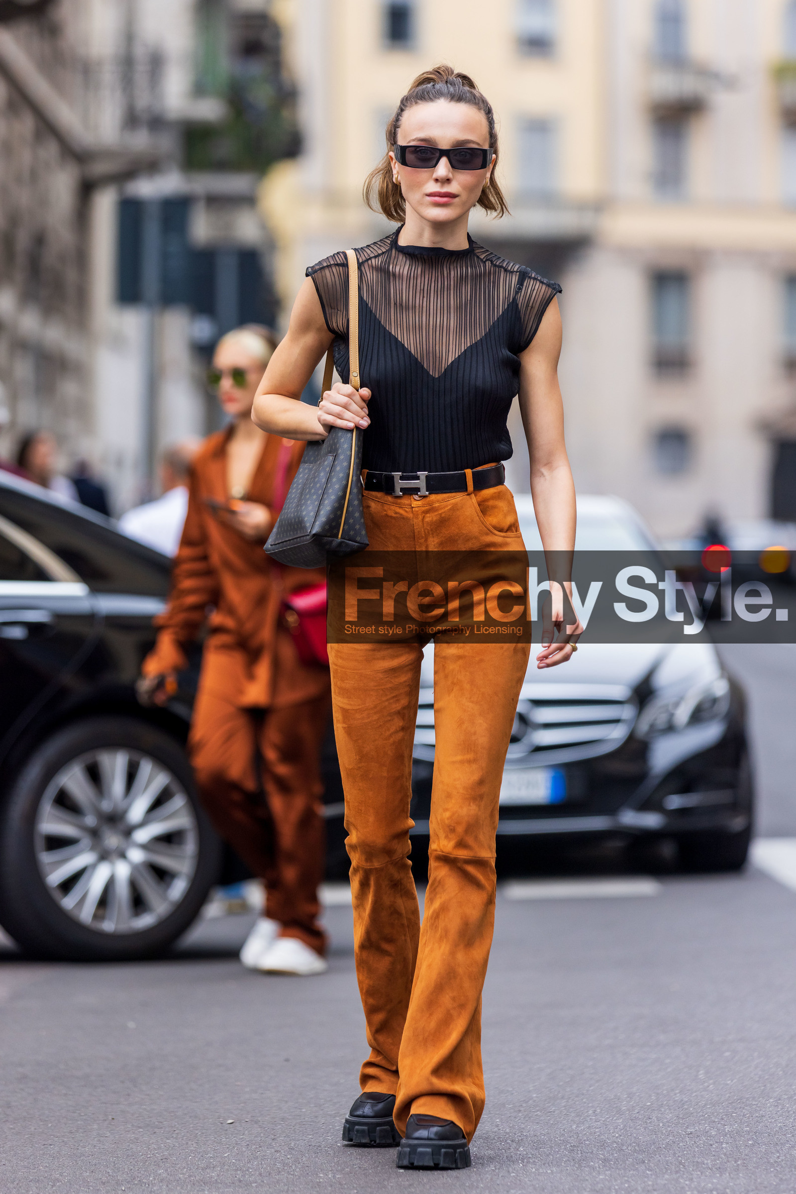 bag, belt, black belt, black shoes, brown bag, camel pants, hermes belt, leather bag, Mary Leest, plateform, print, printed bag, square sunglasses, suede pants, sunglasses, top, transparent, fashion week, frenchystyle, FW, jonathan paciullo, street style, SPRING SUMMER 2022, SS 22, MFW, MILAN, vertical, full length