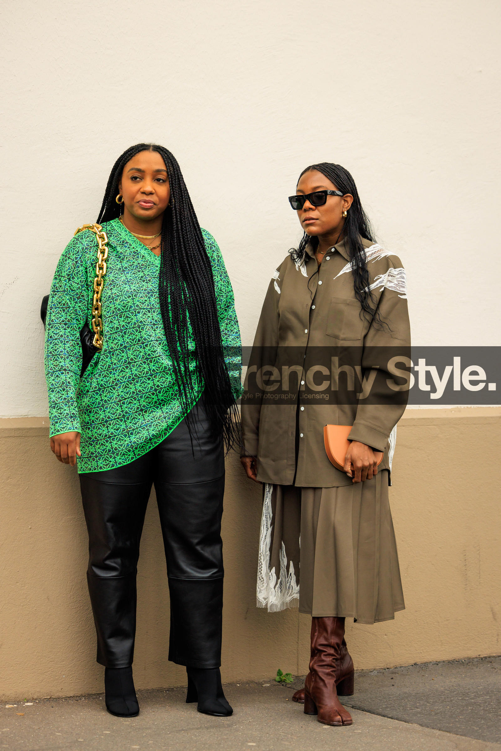 loewe sweatshirt, green sweat, golden chain necklace, long braid, leather pants, chained bag, black handbag, golden loops, black boots, kaki shirt, pleated skirt, long braids, tabi boots, margiela boots, borwn boot, loewe pouch, small pouch, black sunglasses, street style, jonathan paciullo, FW, frenchystyle, fashion week, AUTUMN WINTER 2022-2023, FALL WINTER 2022_2023, FW 22-23, PFW, PARIS, full length, vertical