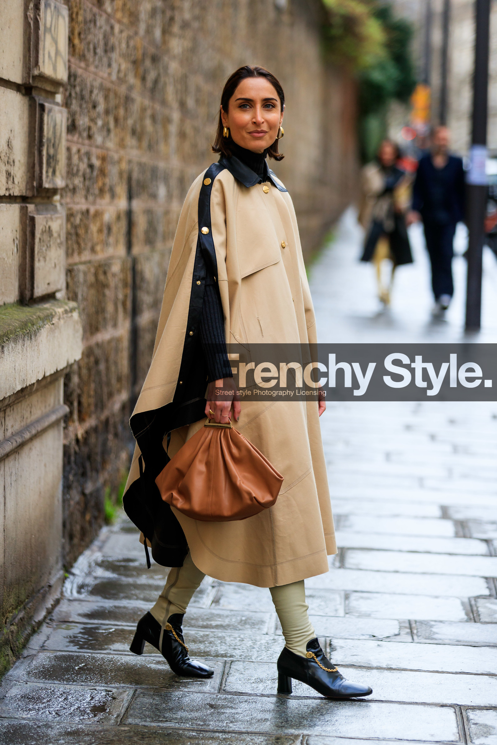 geraldine boublil, beige trench coat, black leather trench coat, black leather cape, beige cape, bicolor cape, bicolor trench coat, camel leather bag, white leather boots, black leather boots, tight boots, high boots, high heels boots, fashion week, frenchystyle, FW, jonathan paciullo, street style, PFW, PARIS, AUTUMN WINTER 2020-2021, FALL WINTER 2020-2021, FW 20-21, vertical, full length