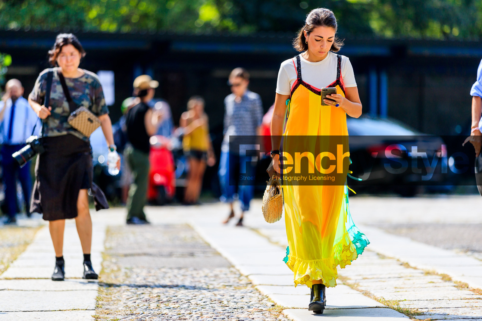 basket, black shoes, high heels, iphone, leather bag, leather shoes, rings, white t shirt, yellow dress, street style, jonathan paciullo, FW, frenchystyle, fashion week, MFW, MILAN, SPRING SUMMER 2019, SS 19, atmosphere details, horizontal, full length