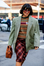 blazer, bordeaux, burgundy, camel bag, carola bernard, checked, graphic bag, graphic jacket, graphic skirt, green jacket, leather bag, loewe, multicolor sweater, plaid, prada, printed bag, printed jacket, printed skirt, printed sweater, red skirt, sunglasses, tartan, street style, jonathan paciullo, FW, frenchystyle, fashion week, MFW, MILAN, AUTUMN WINTER 2019-2020, AW 19-20, FALL WINTER 2019-2020, FW 19-20, vertical, atmosphere details, detail