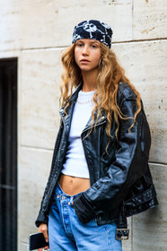 black leather perfecto, black scarf, hair scarf, blue jeans, white t-shirt, cropped top, oversize perfecto, 90's look, printed scarf, bones printed scarf, hoop earrings, big earrings, golden earrings, street style, jonathan paciullo, FW, frenchystyle, fashion week, MFW, MILAN, SPRING SUMMER 2021, SS 21, vertical, detail