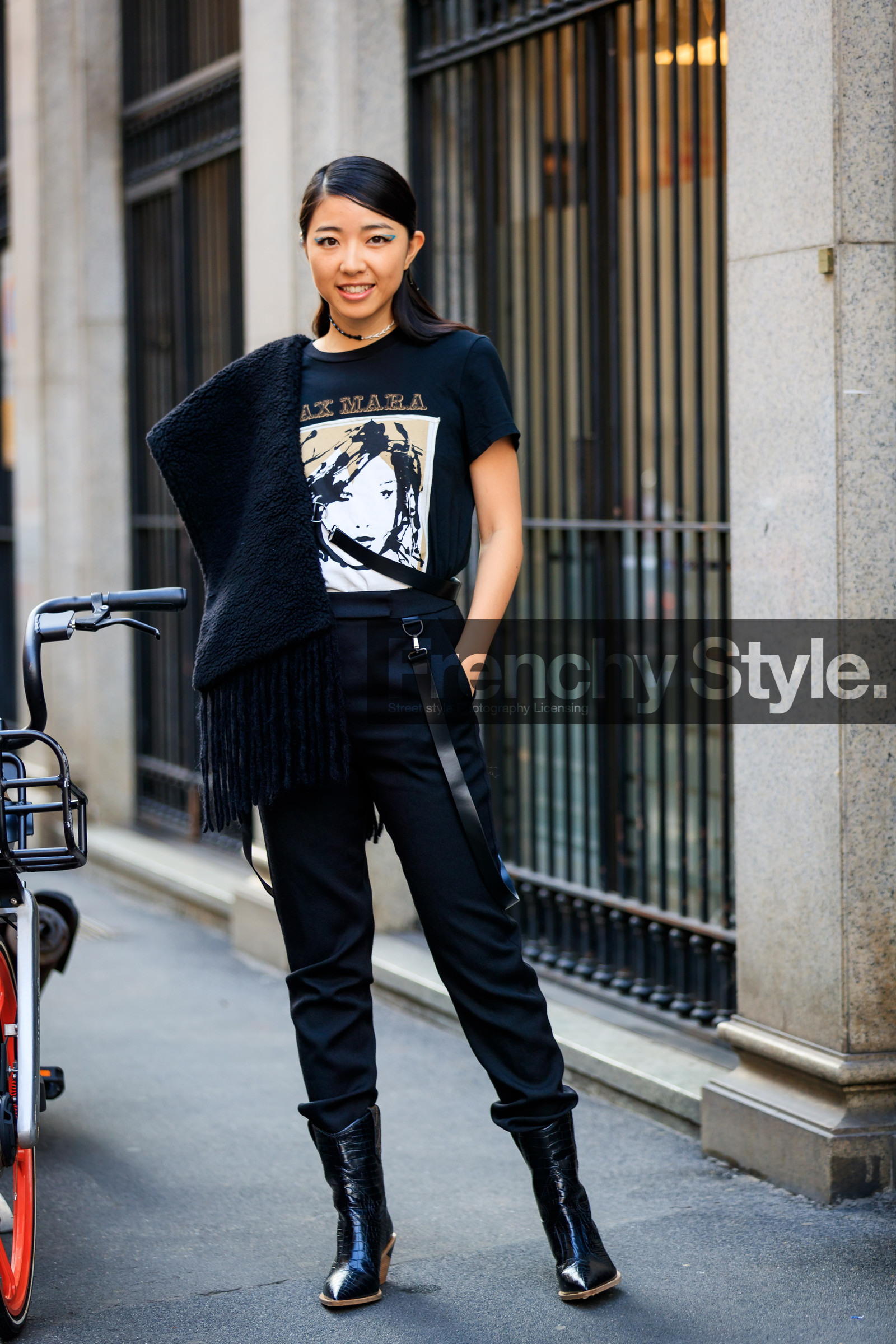 black pants, black scarf, black shoes, black t shirt, choker, eyeliner, high heels, leather shoes, max mara, necklace, printed t shirt, suspenders, tone on tone, total look black, trousers, yuyu zhangzou, fashion week, frenchystyle, FW, jonathan paciullo, street style, MFW, MILAN, SPRING SUMMER 2019, SS 19, vertical, full length