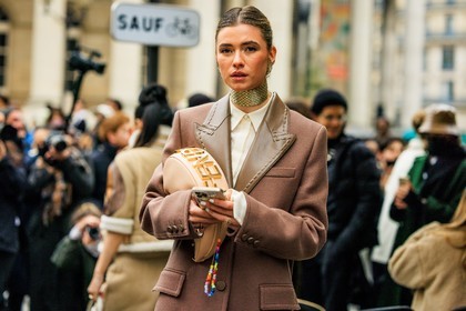 fendi bag, cream bag, logo bag, brown blazer, dual toned blazer, choker, golden choker, golden earrings, iphone, fashion week, frenchystyle, FW, jonathan paciullo, street style, PARIS, PFW, SPRING SUMMER 2022, SS 22, detail, atmosphere details, horizontal, zita d hauteville