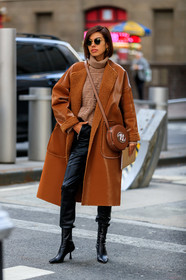 brown leather coat, fur coat, brown leather bag, crossbody bag, round shape bag, beige pullover, turtleneck pullover, monogrammed pullover, fendi pullover, black leather pants, black leather boots, high heels boots, round shape sunglasses, metalic frame sunglasses, michael kors bag, fashion week, frenchystyle, FW, jonathan paciullo, street style, NYFW, NEW YORK, AUTUMN WINTER 2020-2021, FALL WINTER 2020-2021, FW 20-21, vertical, full length