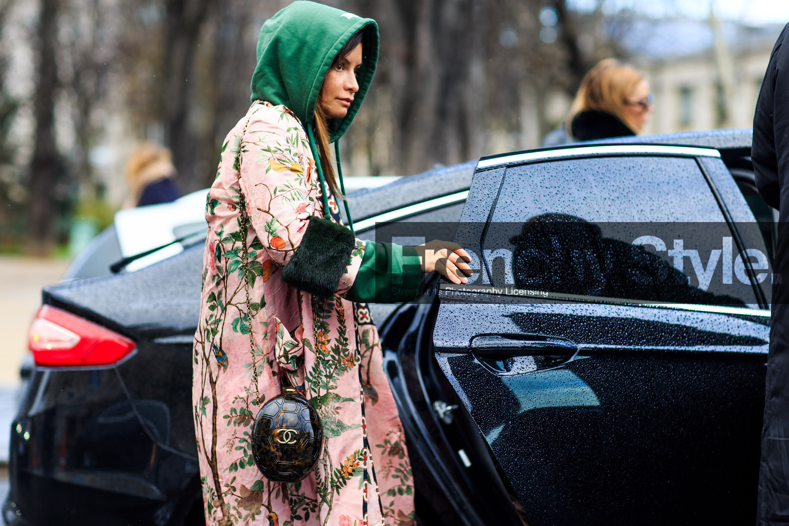 atmosphere details, AUTUMN WINTER 2016-2017, AW 16-17, chanel, chinese print, detail, embroidered coat, FALL WINTER 2016-2017, fashion week, floral, flower, frenchystyle, fun bag, FW, FW 16-17, green sweater, hood, hoodie, horizontal, jonathan paciullo, kimono, kimono vest, PARIS, PFW, pink coat, printed coat, street style, vêtements