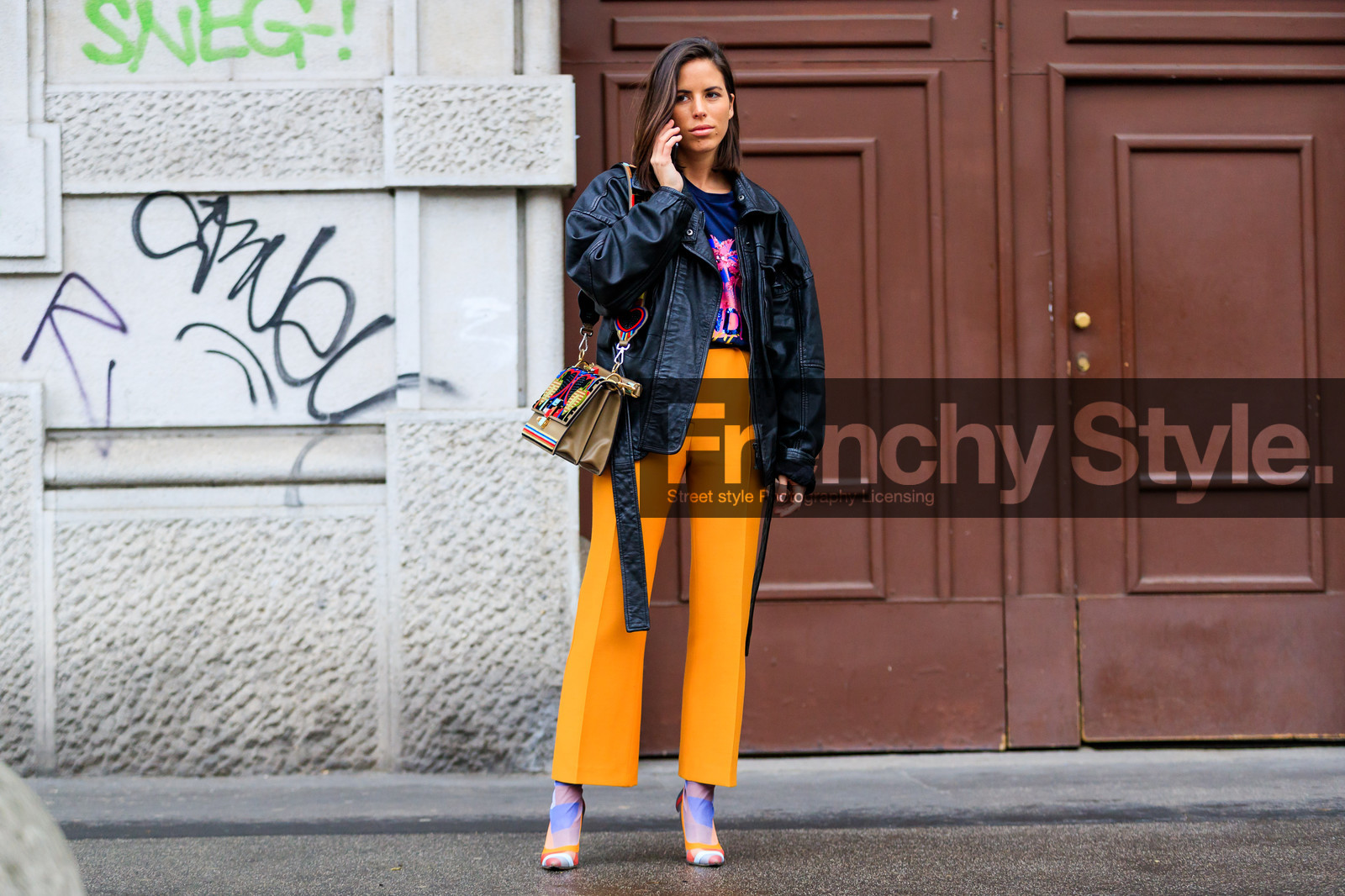 beige bag, black jacket, blue t shirt, fendi, graphic bag, high heels, leather bag, leather jacket, leather shoes, multicolor bag, orange pants, printed bag, printed shoes, printed t shirt, trousers, fashion week, frenchystyle, FW, jonathan paciullo, street style, MFW, MILAN, AUTUMN WINTER 2018-2019, FALL WINTER 2018-2019, FW 18-19, horizontal, atmosphere details, full length