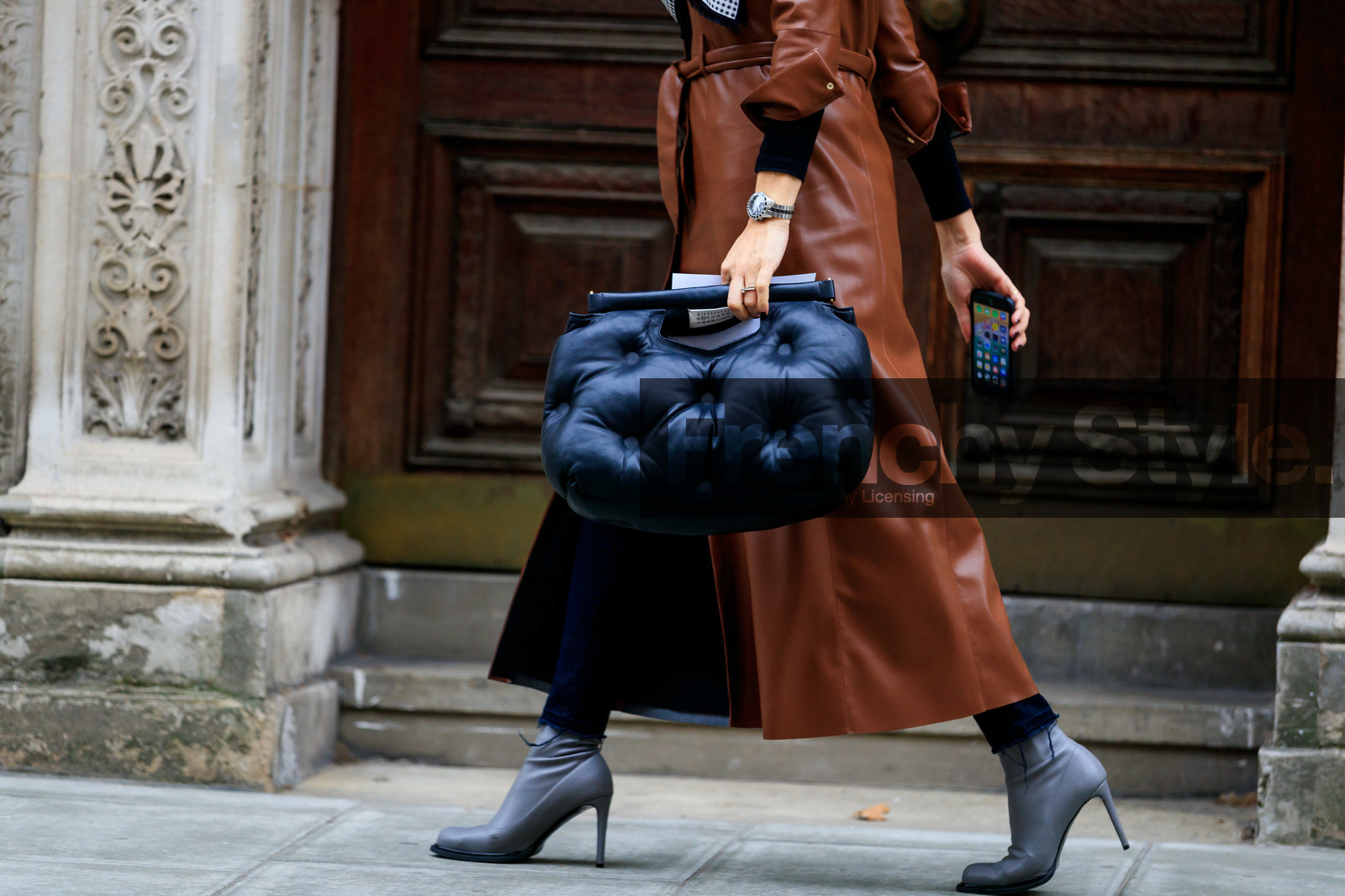 black bag, brown coat, grey boots, high heels, leather bag, leather coat, leather shoes, maison martin margiela, street style, jonathan paciullo, FW, frenchystyle, fashion week, LFW, LONDON, AUTUMN WINTER 2019-2020, AW 19-20, FW 19-20, FALL WINTER 2019-2020, horizontal, atmosphere details, detail