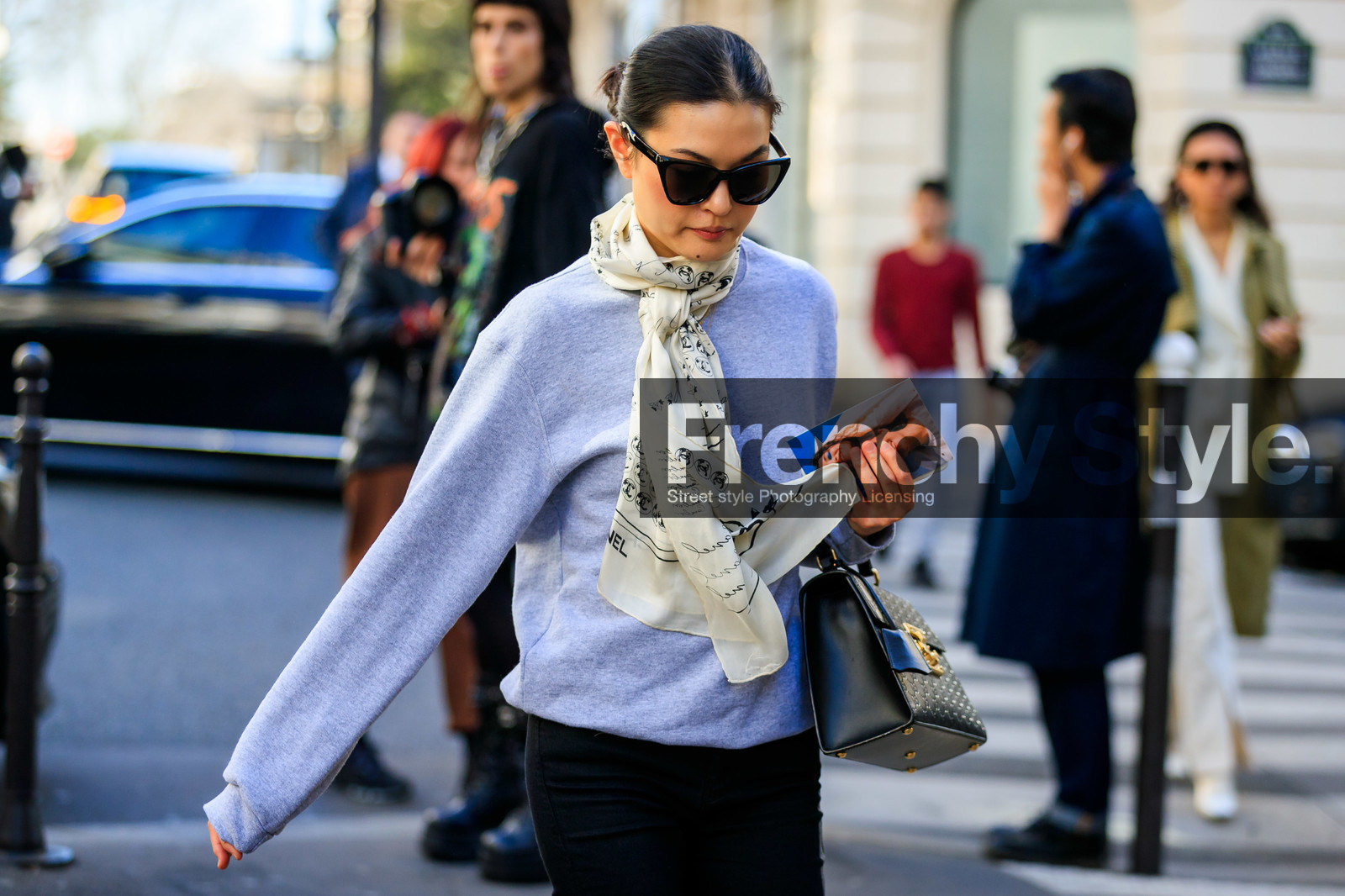 black bag, grey sweater, leather bag, printed scarf, sunglasses, white scarf, fashion week, frenchystyle, FW, jonathan paciullo, street style, PFW, PARIS, AUTUMN WINTER 2019-2020, AW 19-20, FALL WINTER 2019-2020, FW 19-20, horizontal, atmosphere details, detail