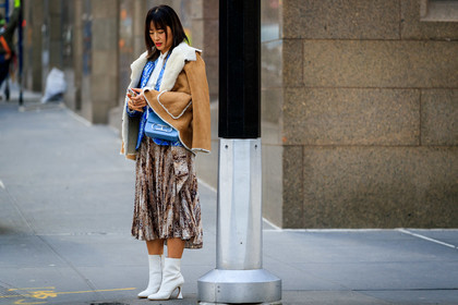 camel suede coat, white coat, fur coat, pleated skirt, animal print skirt, animal printed skirt, animal print jacket, brown shirt, blue jacket, white leather boots, low boots, high heels boots, blue leather bag, carolina herrera bag, long skirt, beige suede coat, fashion week, frenchystyle, FW, jonathan paciullo, street style, NYFW, NEW YORK, AUTUMN WINTER 2020-2021, FALL WINTER 2020-2021, FW 20-21, horizontal, atmosphere details, full length