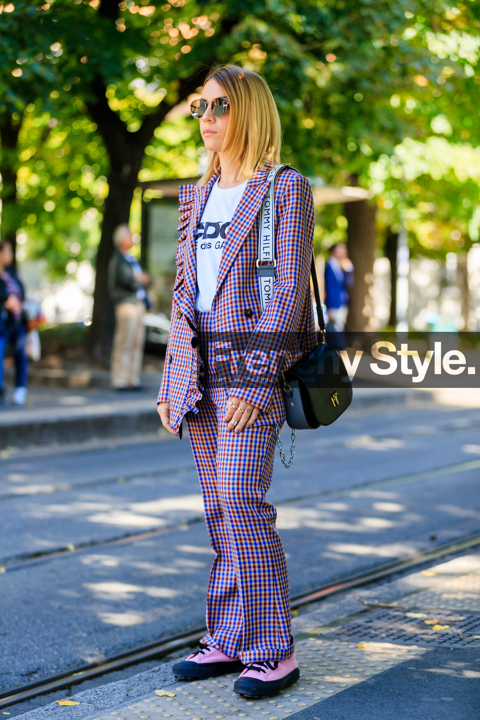 black bag, blazer, checked jacket, checked pants, checked suit, comme des garçons, fashion week, frenchystyle, full length, FW, graphic jacket, graphic pants, graphic suit, jonathan paciullo, leather bag, leather shoes, MFW, MILAN, pink sneakers, plaid, printed jacket, printed pants, printed suit, printed t shirt, SPRING SUMMER 2018, SS 18, street style, sunglasses, tommy hilfiger, trousers, vertical, white t shirt