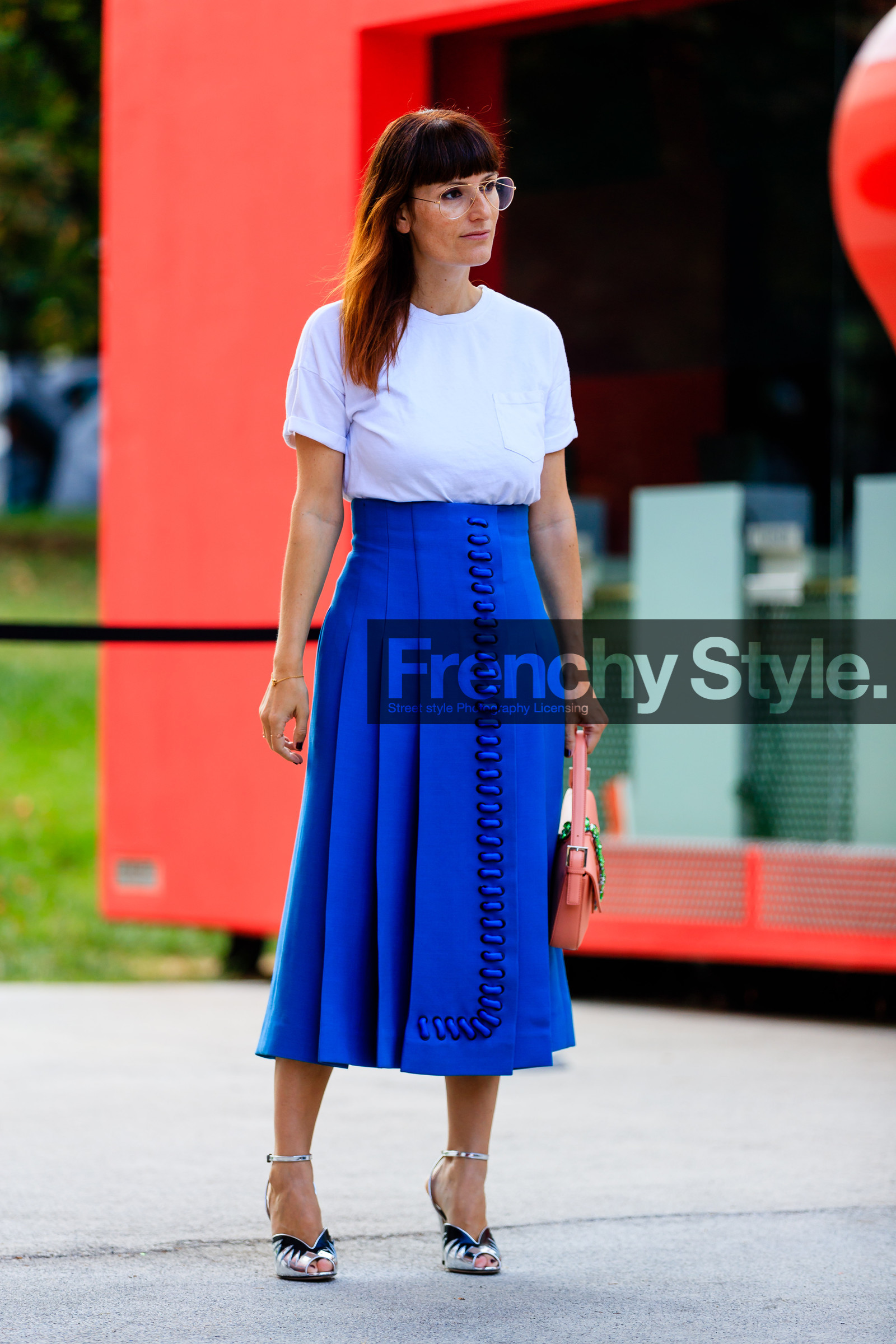 blue skirt, fashion week, frenchystyle, full length, FW, high heels, jonathan paciullo, leather bag, leather shoes, MFW, MILAN, pink bag, Sara Moschini, silver shoes, SPRING SUMMER 2017, SS 17, street style, vertical, white t shirt