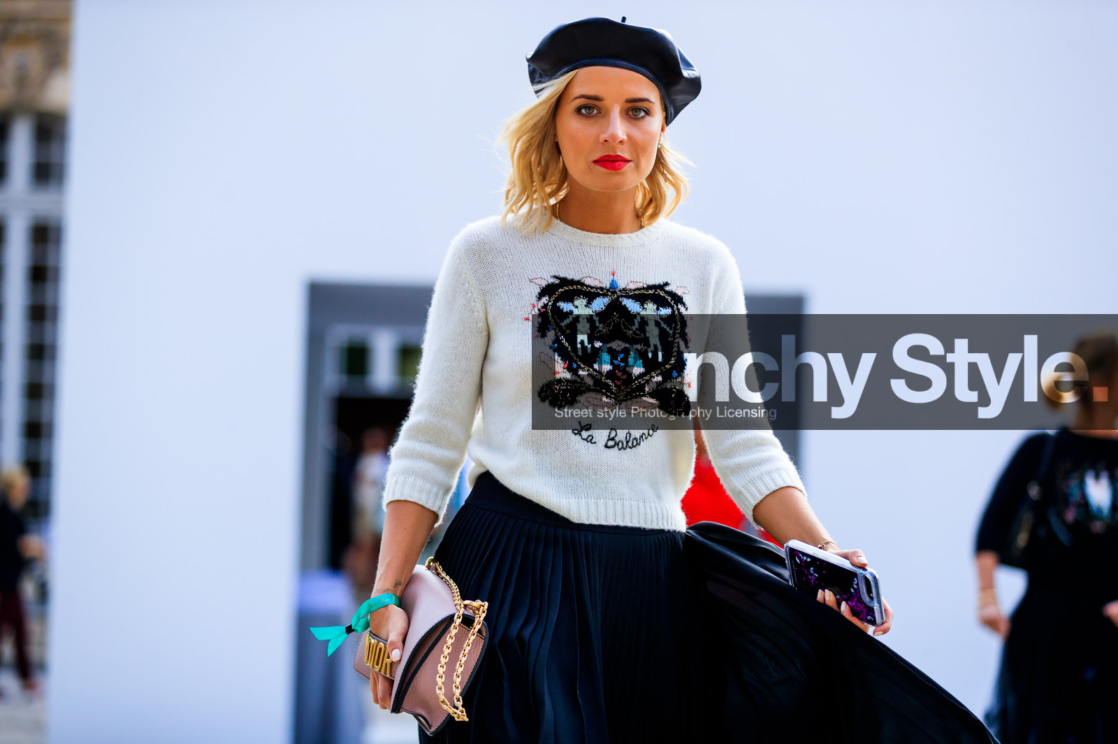 atmosphere details, beret, black hat, black skirt, christian dior, detail, fashion week, frenchystyle, FW, horizontal, jonathan paciullo, leather bag, PARIS, PFW, pink bag, pleated skirt, printed sweater, SPRING SUMMER 2018, SS 18, street style, white sweater
