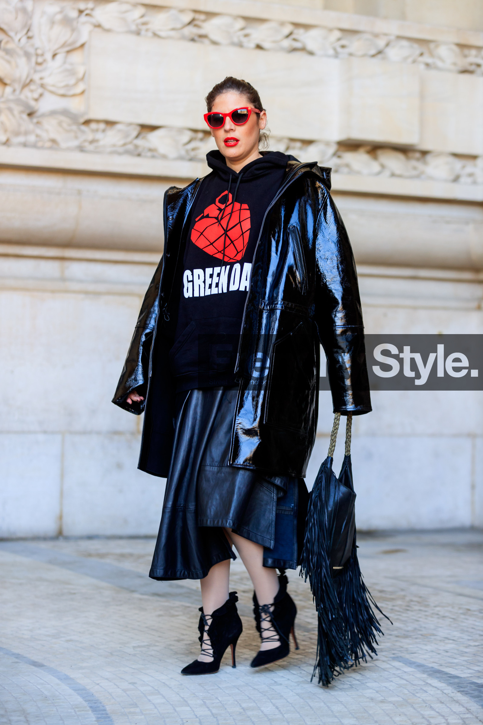 black coat, black shoes, black skirt, black sweater, fringes, high heels, leather bag, leather coat, leather shoes, leather skirt, sunglasses, tone on tone, total look black, street style, jonathan paciullo, FW, frenchystyle, fashion week, PFW, PARIS, AUTUMN WINTER 2018-2019, FALL WINTER 2018-2019, FW 18-19, vertical, full length, sofia guellaty