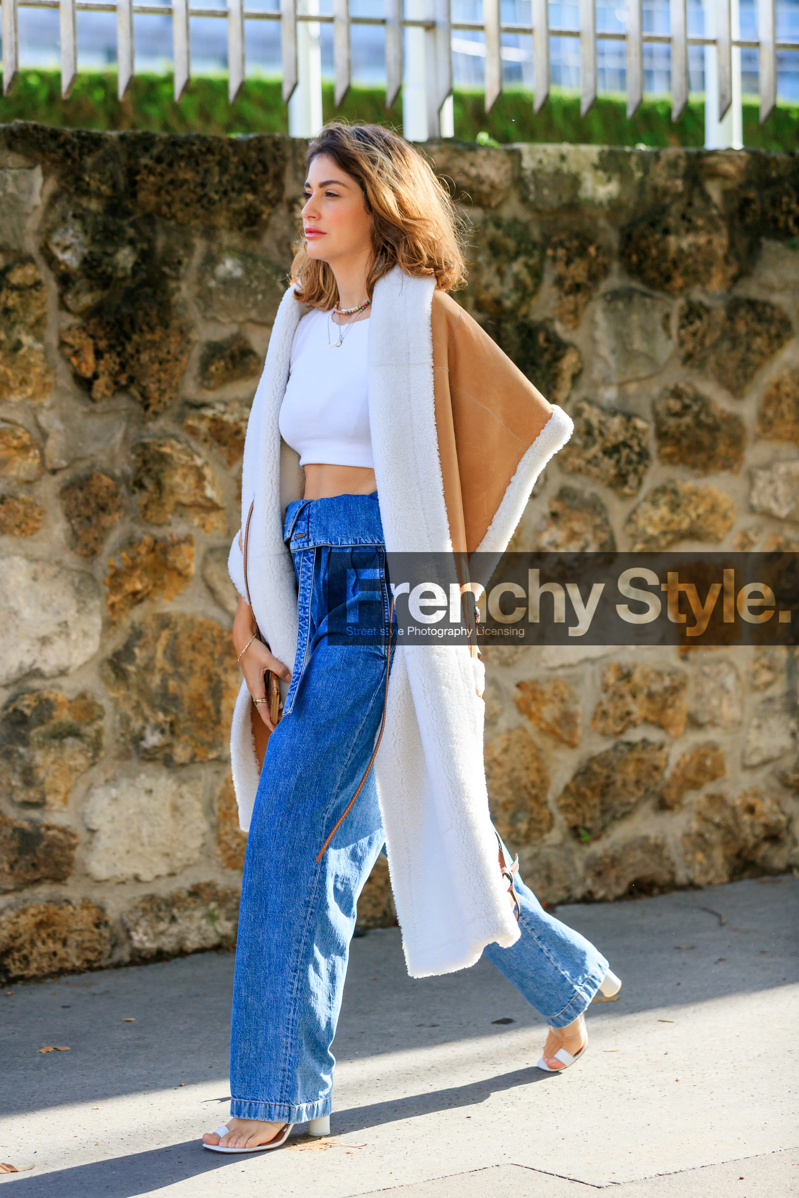 fur scarf, white scarf, camel suede scarf, high waist jeans, belted pants, loose jeans, flare jeans, white t-shirt, cropped top, fashion week, frenchystyle, FW, jonathan paciullo, street style, SPRING SUMMER 2020, SS 20, PFW, PARIS, vertical, full length