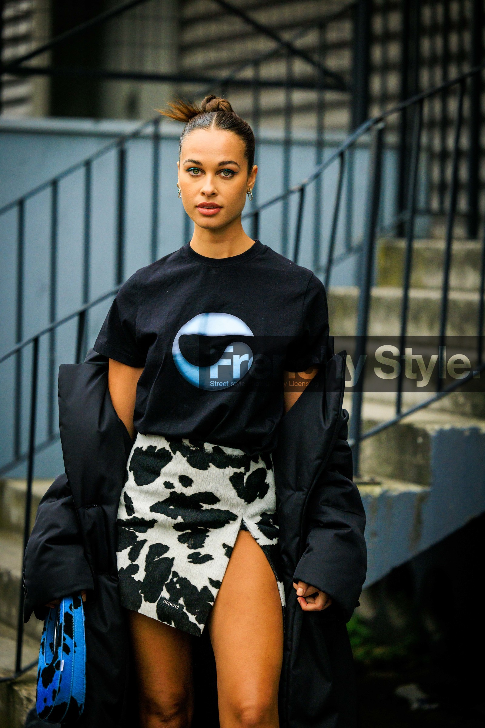 coperni logo tshirt, coperni, puffed jacker, winter jacket, black coat, cow print skirt, mini skirt, animal print skirt, black tshirt, coperni bag, blue baf, cow print bag, sarah lysander, street style, jonathan paciullo, FW, frenchystyle, fashion week, AUTUMN WINTER 2022-2023, FALL WINTER 2022_2023, FW 22-23, PFW, PARIS, vertical, detail