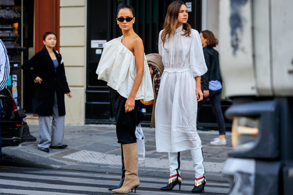 anna rosa vitiello, florrie thomas, white top, white blouse, drape blouse, drape top, asymmetrical top, asymetrical blouse, black pants, black sunglasses, butterfly sunglasses, beige leather boots, beige suede boots, black leather boots, bicolor boots, high boots, PARIS, PFW, SPRING SUMMER 2020, SS 20, fashion week, frenchystyle, FW, jonathan paciullo, street style, horizontal, atmosphere details, full length