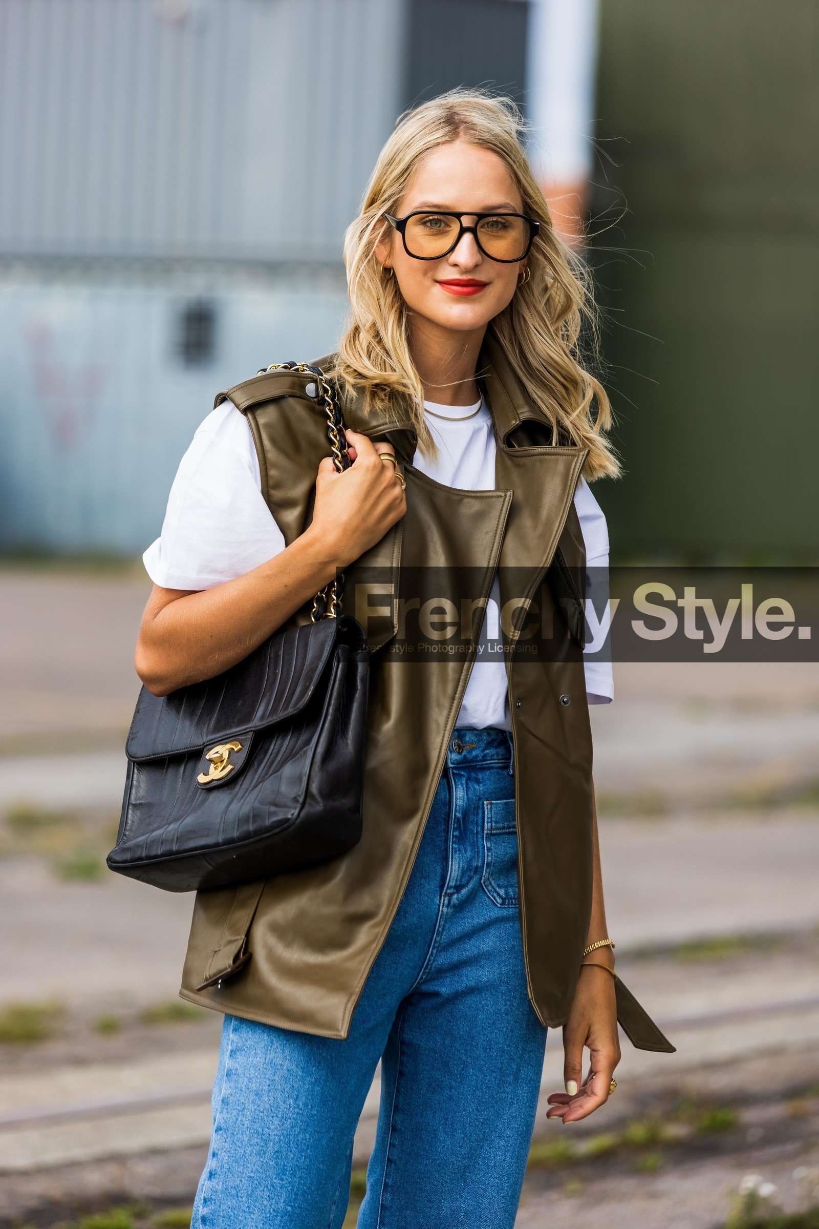 Louisa Theresa, kaki leather jacket, kaki leather perfecto, oversize jacket, oversize perfecto, sleeveless jacket, sleeveless perfecto, white t-shirt, aviator sunglasses, black sunglasses, black leather bag, quilted bag, chanel bag, shoulder bag, fashion week, frenchystyle, FW, jonathan paciullo, street style, SPRING SUMMER 2022, SS 22, COPENHAGEN, CPHFW, vertical, atmosphere details